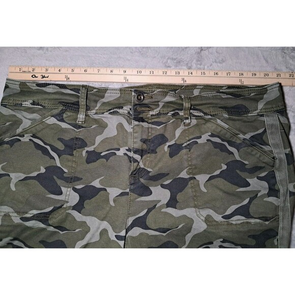 Torrid Camo Camouflage Feel the Fit Stretch Jeans Capris Women's Size 22 - Picture 3 of 10